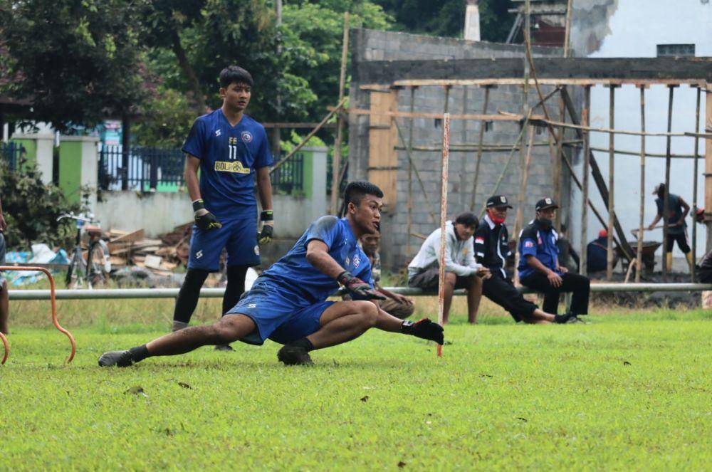 Utam Rusdiana diproyeksi menjadi salah satu kekuatan di bawah mistar gawang Arema FC. IDN Times/Alfi Ramadana
