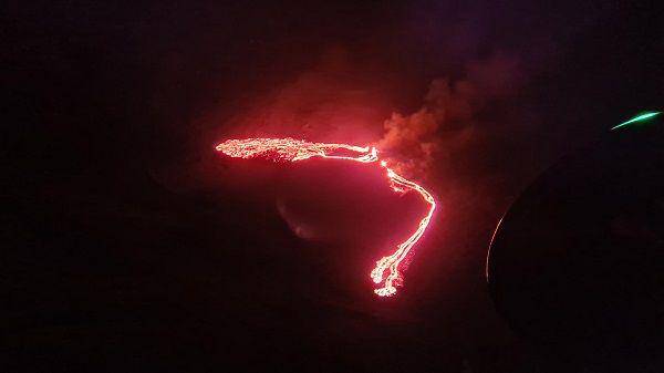 Letusan gunung berapi yang terjadi di Islandia pada hari Jumat, 19 Maret 2021, waktu setempat. (Twitter.com/Vedurstofan)