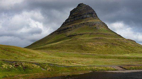 Suasana di sekitar wilayah pegunungan yang ada di Islandia. (Pixabay.com/MustangJoe)