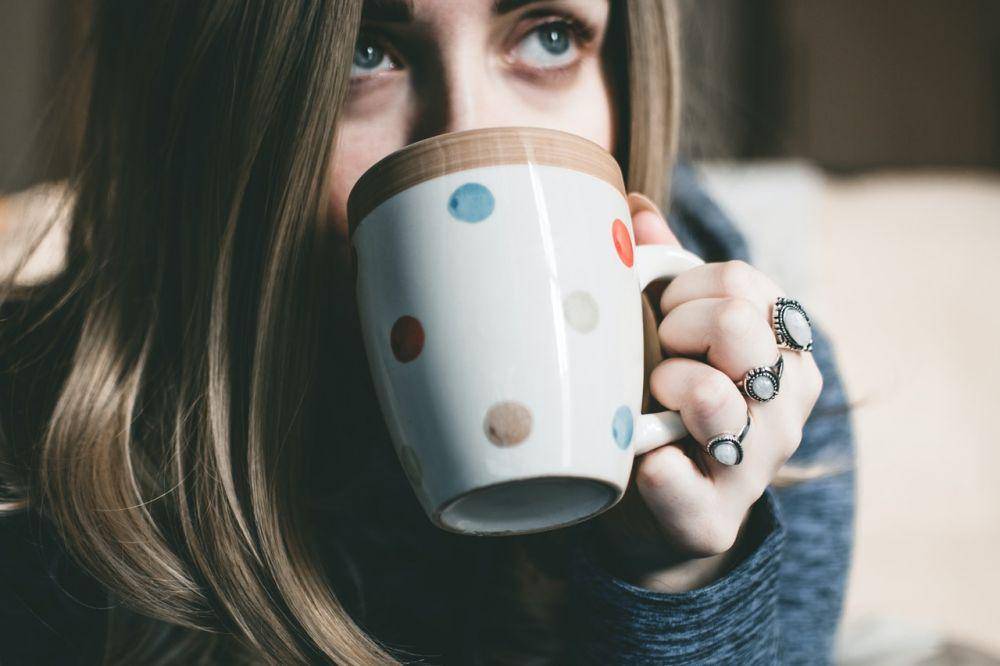 ilustrasi minum air hangat (pexels.com/Lista Fotios)