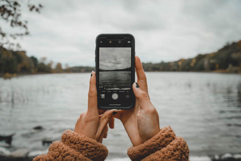 ilustrasi kamera iPhone 12 (unsplash.com/Liz Weddon)