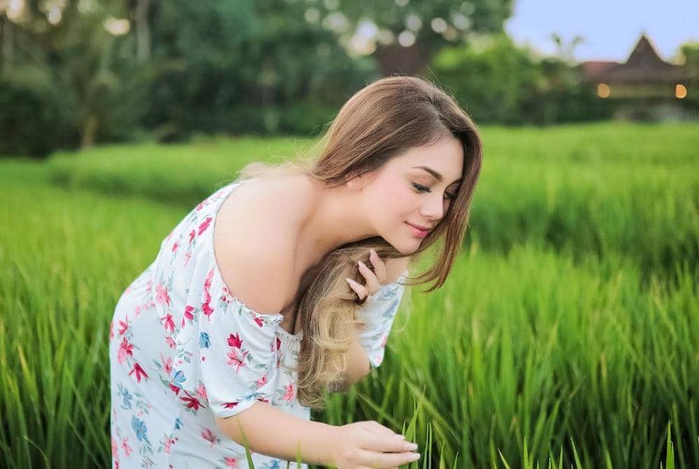 Memesona Banget! 10 Potret Menawan Celine Evangelista di Tengah Sawah