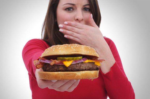 Pengidap cibophobia takut terhadap satu atau beberapa jenis makanan. (fitnessvsweightloss.com)