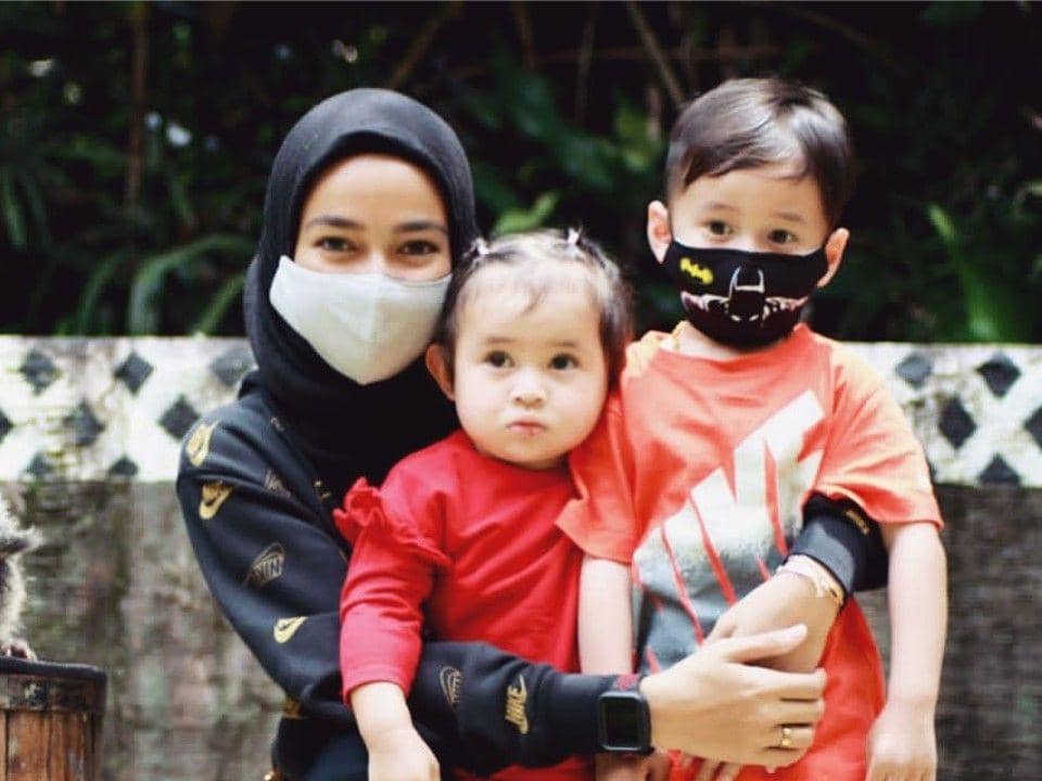 Dulu Dikenal Tomboi, Ini 10 Potert Telaten Aryani Fitriana Momong Anak