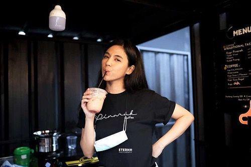 Pesonanya Tak Luntur! 10 Potret Menawan Putri Una Kenakan Outfit Hitam