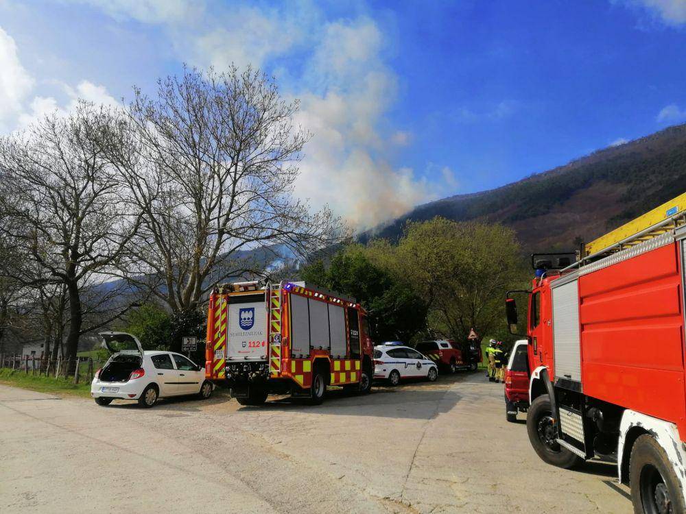 Truk pemadam kebakaran di lokasi kebakaran Tarragona, Spanyol. twitter.com/BomberosEuskadi/