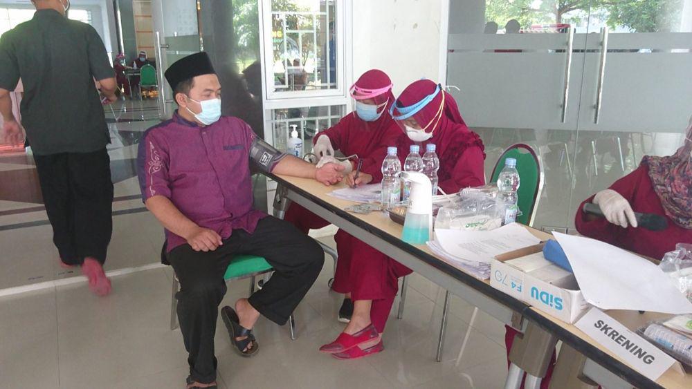 Civitas akademika di IAIN Tulungagung mulai menerima suntikan vaksin. IDN Times/ Bramanta Pamungkas