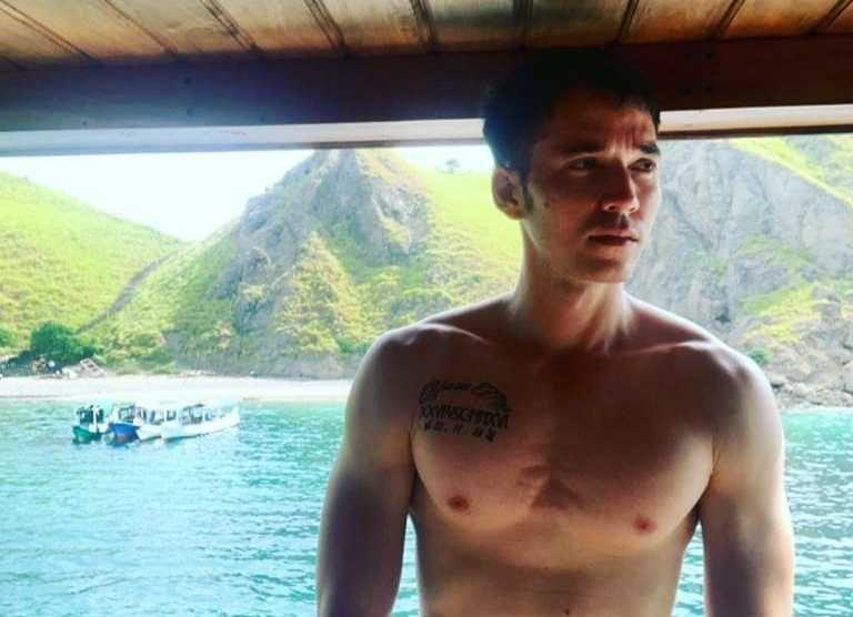 9 Potret Stefan William Pamer Tubuh Berotot di Labuan Bajo, Macho Abis