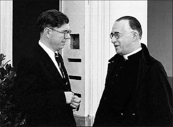 Fred Hoyle (kiri) berbincang dengan Georges Lemaître (kanan) pada 1950an. researchgate.net