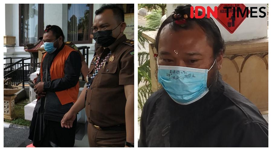 Tetap Gunakan Atribut Kesulinggihan, Terdakwa IWM Ajukan Eksepsi