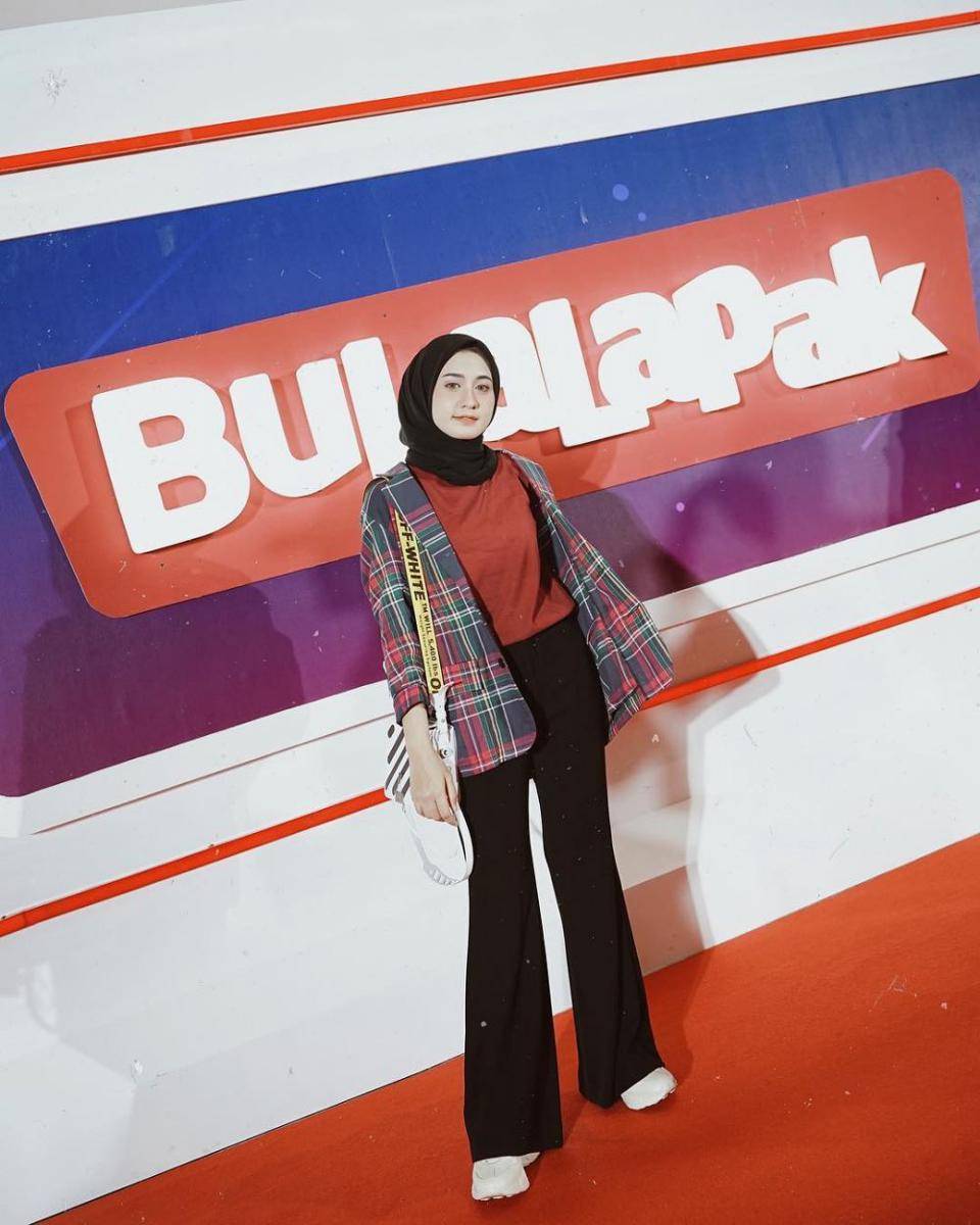 OOTD outer ala Helmi Nursifah. (instagram.com/helminursifah)