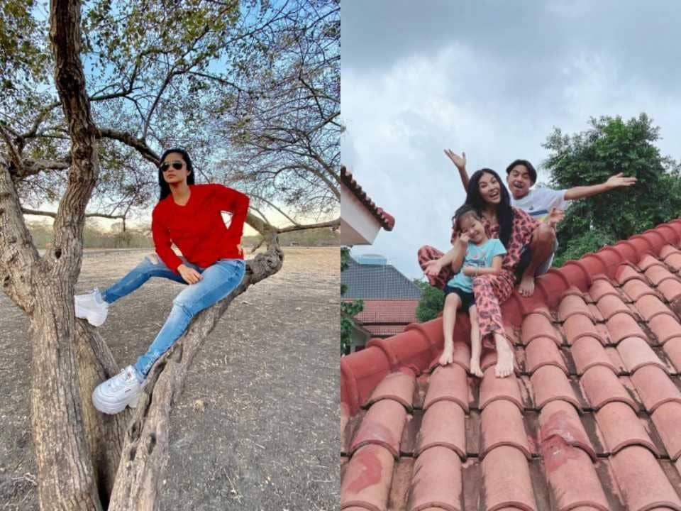 9 Potret Artis Nangkring di Atas Pohon dan Genting, Santai Abis!