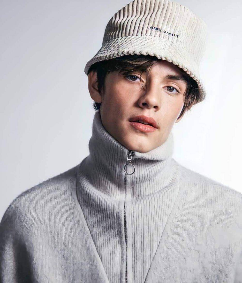 facebook.com/Louis-Partridge