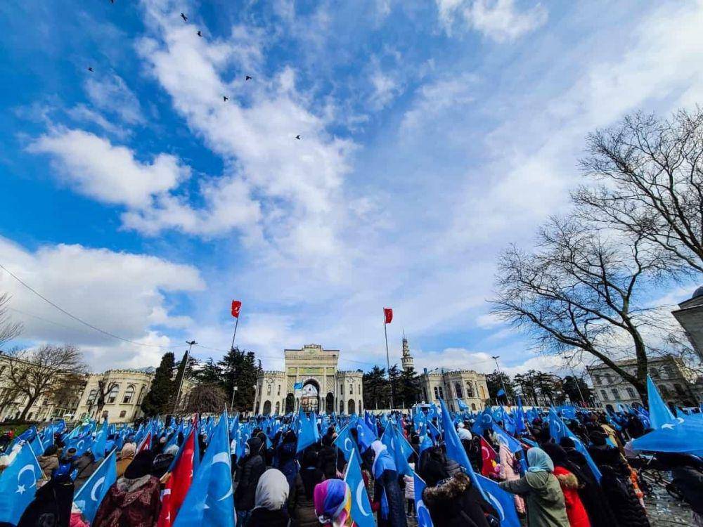Warga Uighur di Turki menyambut kunjungan Menteri Luar Negeri Tiongkok dengan demonstrasi. (Twitter.com/Belgium Uyghur Association)
