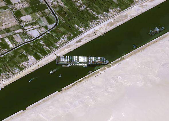 Terusan Suez terblokir tampak dari ketinggian (cdn.images.express.co.uk)