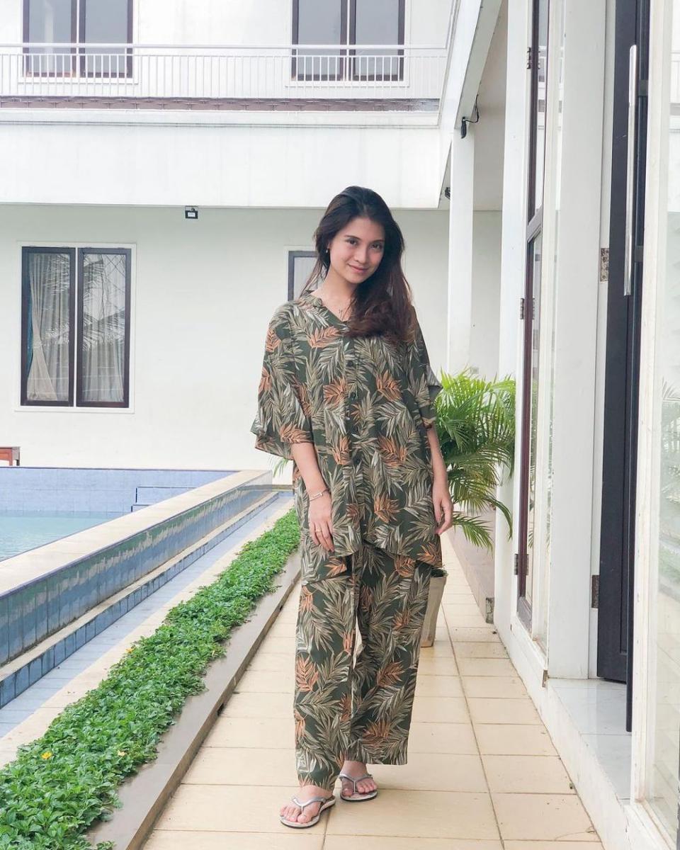 Selalu Paripurna! 10 Potret Menawan Vinessa Inez Kenakan Baju Tidur