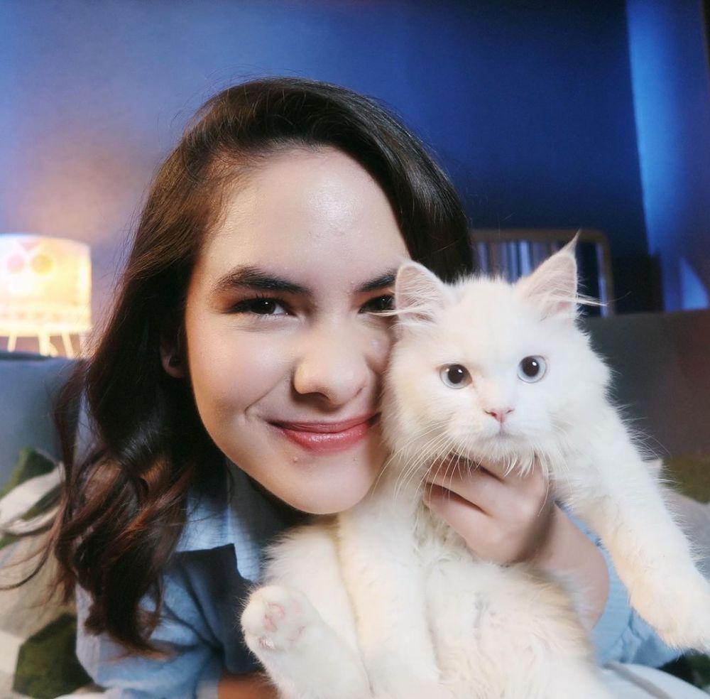 10 Potret Manis Steffi Zamora dengan Kucing Kesayangan, Kompak Banget!