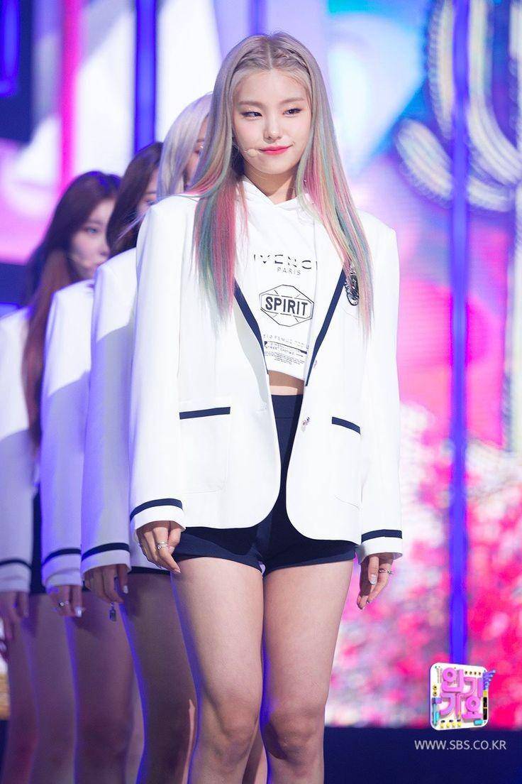 twitter.com/glitzyeji