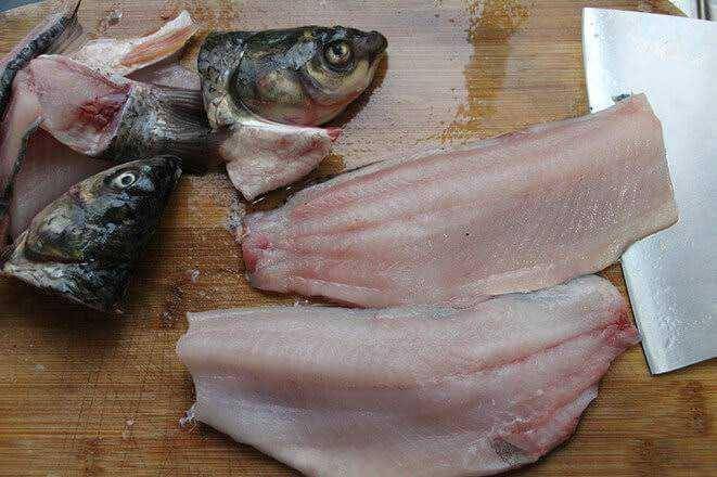 Ilustrasi membersihkan ikan patin (misschinesefood.com)