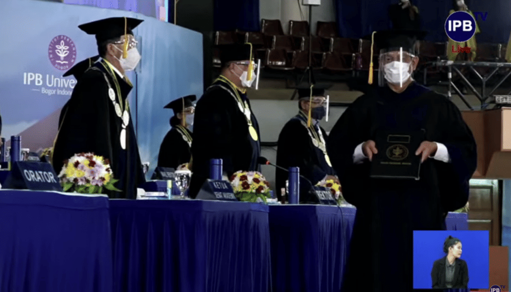Kepala BNPB Doni Monardo menerima gelar Doktor Honoris Causa dari IPB (IDN Times/Fitang Budhi Adhitia)