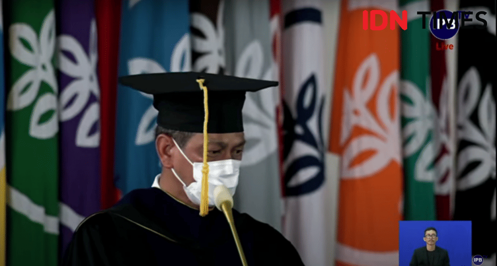 Doni Monardo Menangis Usai Dapat Gelar Doktor Honoris Causa dari IPB