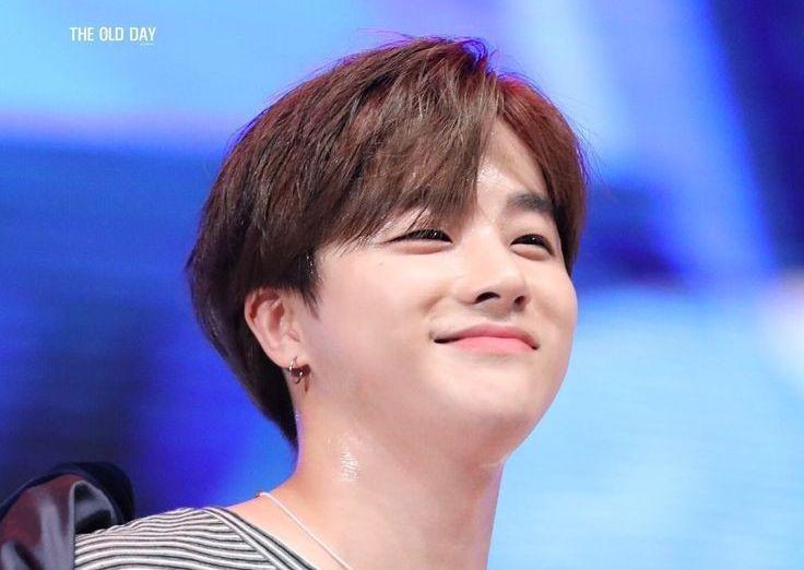Bikin Terpesona, Ini 9 Potret Manis Senyum Khas Jinhwan IKON