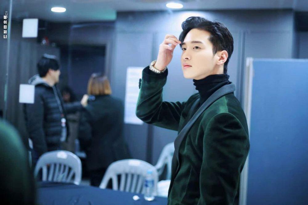Dramanya Gagal Tayang, 10 Pesona Jang Dong Yoon dengan Outfit Formal