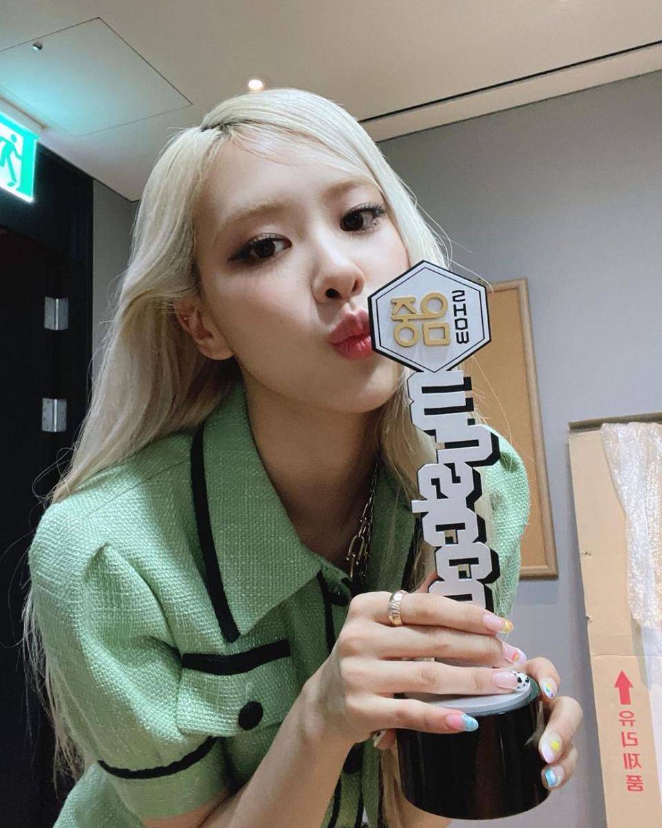 instagram.com/roses_are_rosie