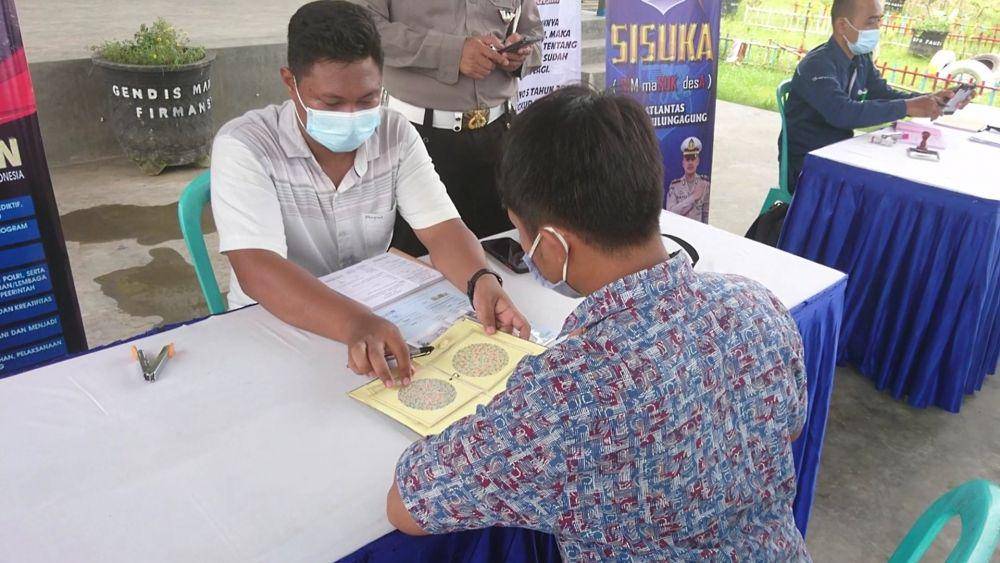Warga mengurus perpanjangan SIM dalam program SIM Masuk Desa. IDN Times/ Bramanta Pamungkas