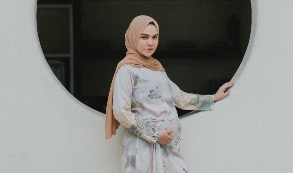 Hamil Anak Kedua, 10 Potret Memikat Michella Adlen dengan Baby Bump