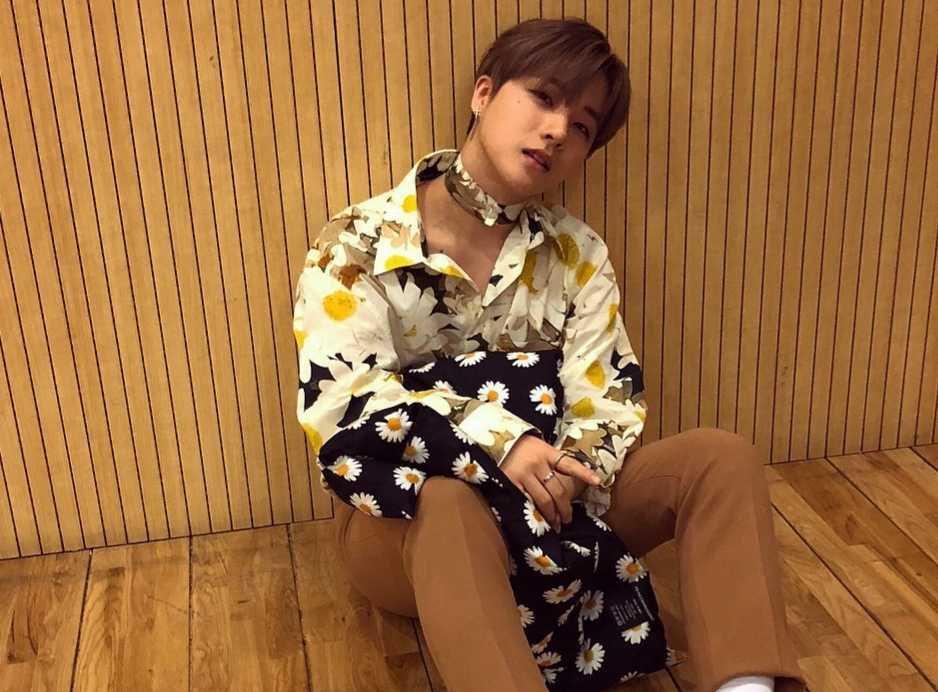 9 Potret Jinhwan IKON dengan Outfit Floral, Menawan