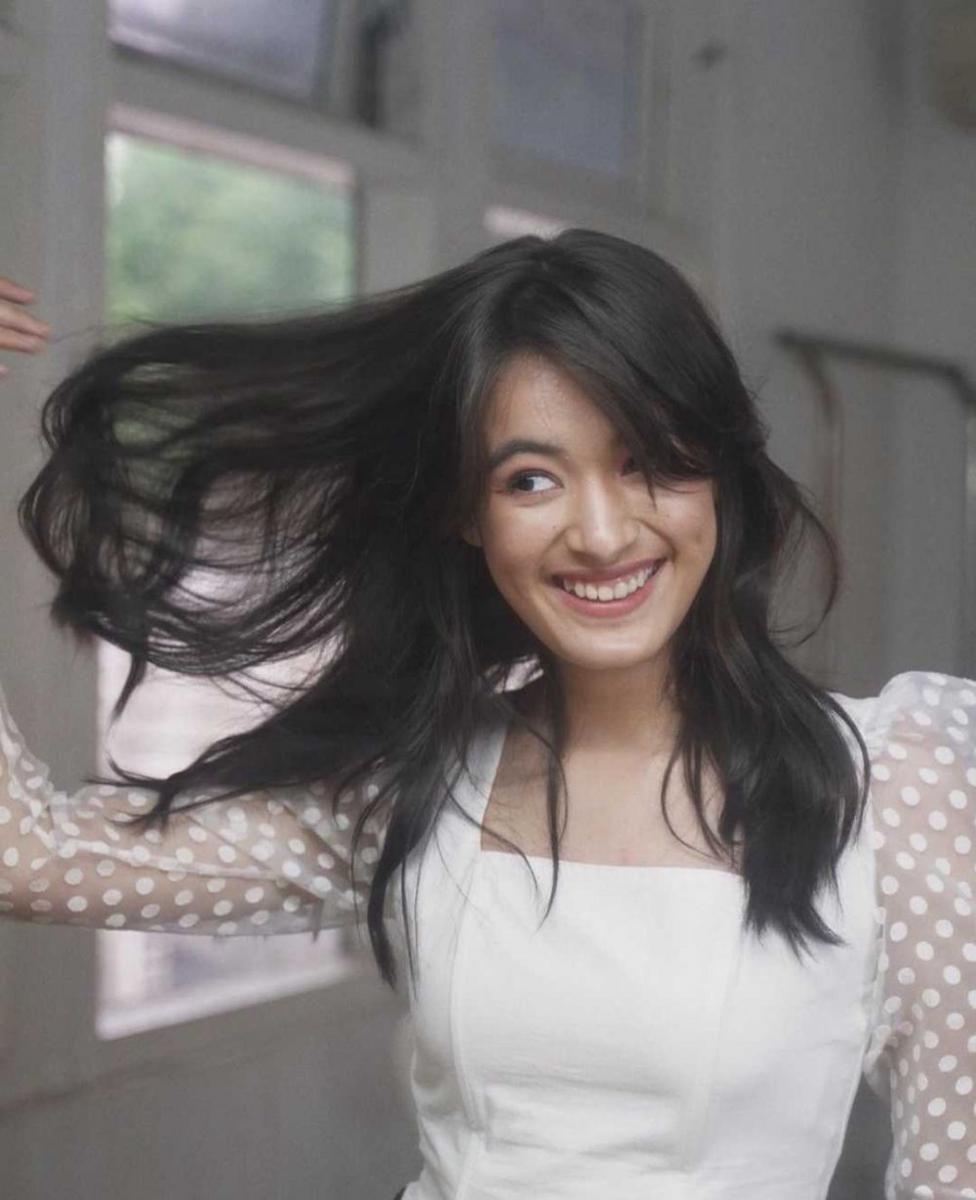 10 Pesona Mawar Eva dengan Outfit Putih, Auranya Makin Terpancar!