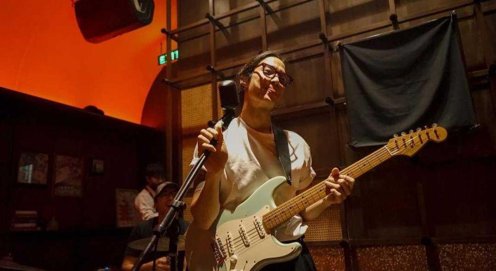 10 Pesona Penyanyi Dikta Saat Main Alat Musik yang Semakin Berkarisma!