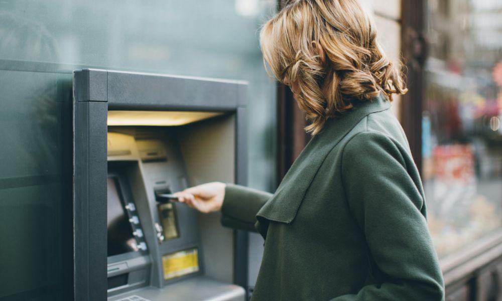 5 Tipe Nasabah Bank Saat Mengambil Uang di ATM, Lelet dan Asal Pencet!