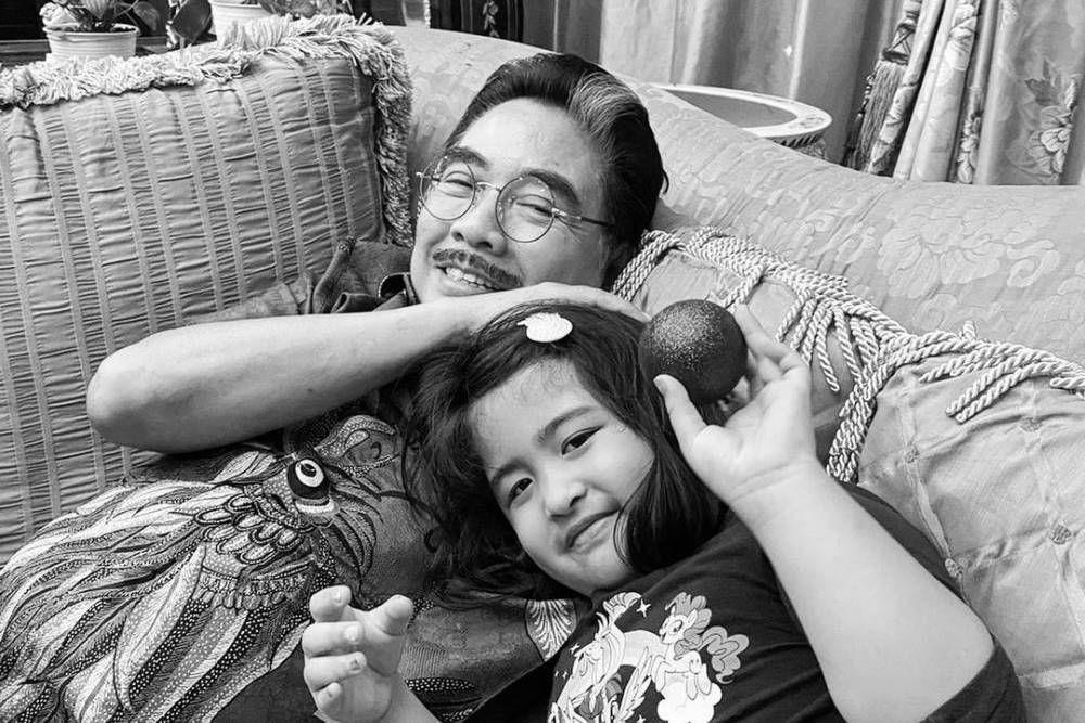 Opung Tersayang, 9 Potret Kedekatan Hotma Sitompul dengan Anak Bams
