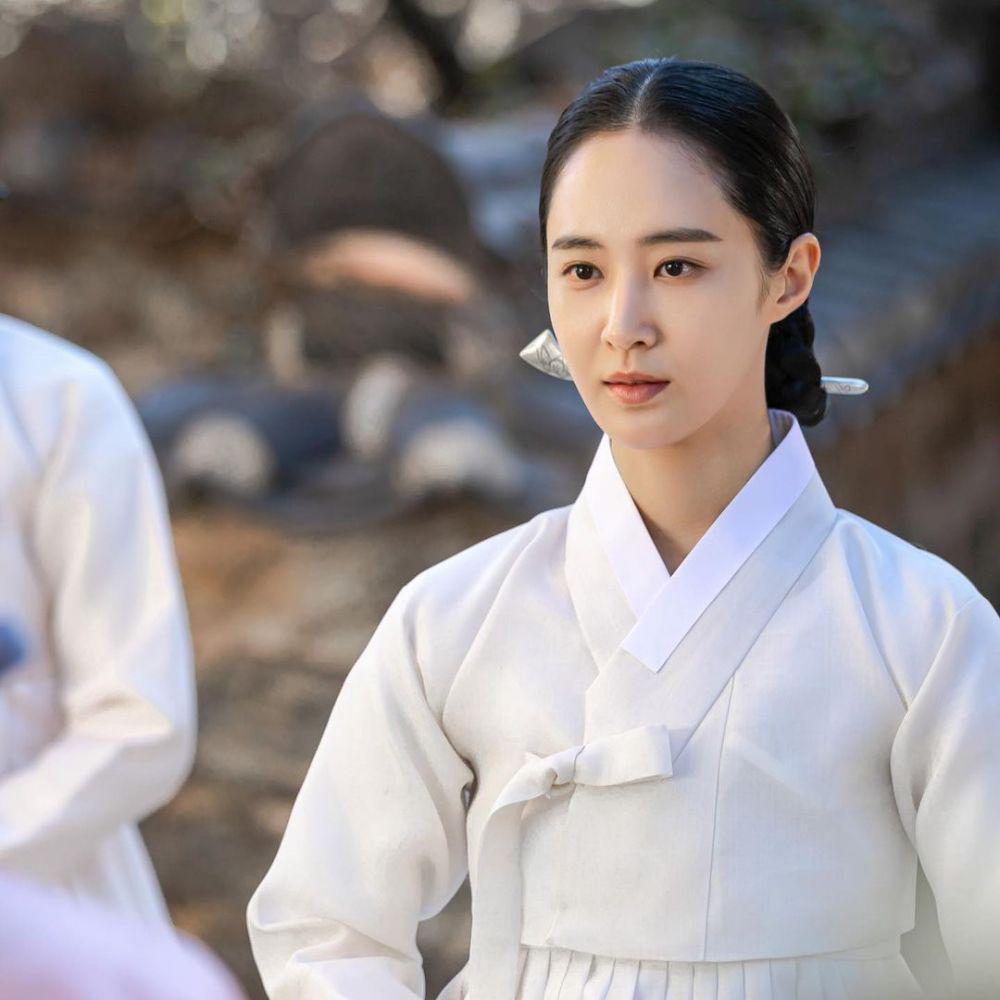 9 Potret Memesona Yuri SNSD Pakai Hanbok di 'Bossam: Steal The Fate'