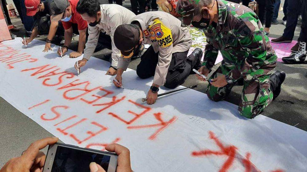 Kapolres tanda tangan petisi. IDN Times / Bramanta