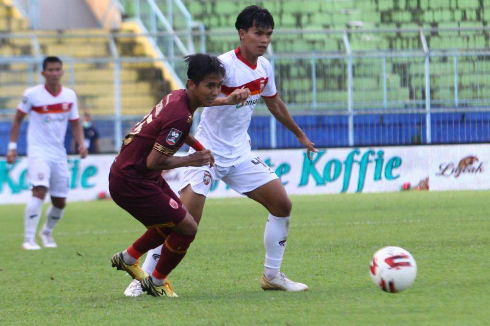 Pemain PSM Makassar berebut bola dengan pemain Borneo FC di Stadion Kanjuruhan. IDN Times/Alfi Ramadana
