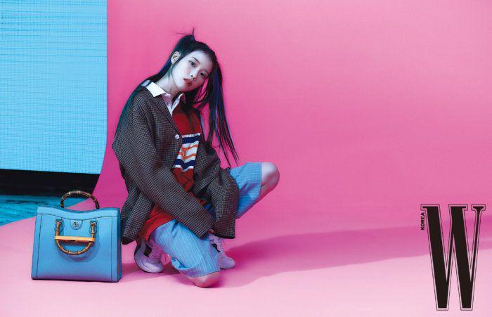 10 Pesona IU di Pemotretan Terbaru W Korea April 2021, Stunning!