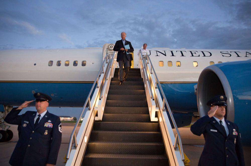 Joe Biden saat turun dari pesawat Air Force One/businessinsider.com