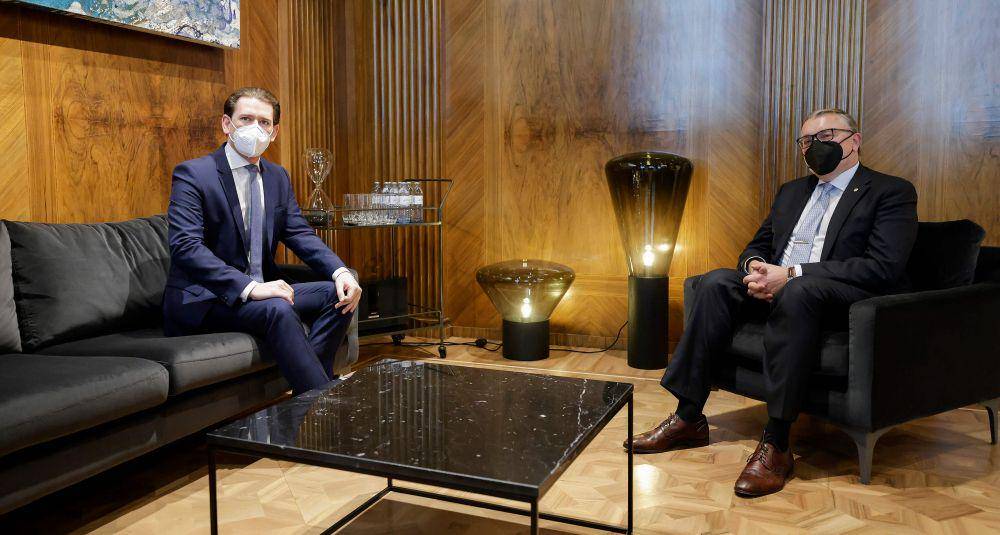 Pertemuan antara Kanselir Austria Sebastian Kurz dan Dubes Rusia untuk Austria Dmitrij Ljubinskij pada Rabu (31/03/2021). (twitter.com/RusBotWien)