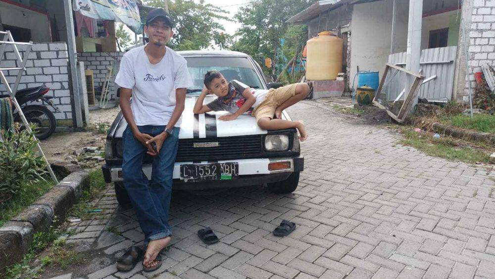 Defit Budiansyah bersama mobil tuanya. IDN Times/Imron