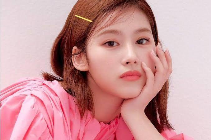 9 Potret Sana TWICE dengan Tatapan Tajamnya, Makin Memesona!