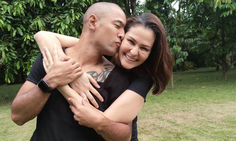Jarang Disorot, 9 Potret Romantis Marcell Siahaan dan Sang Istri