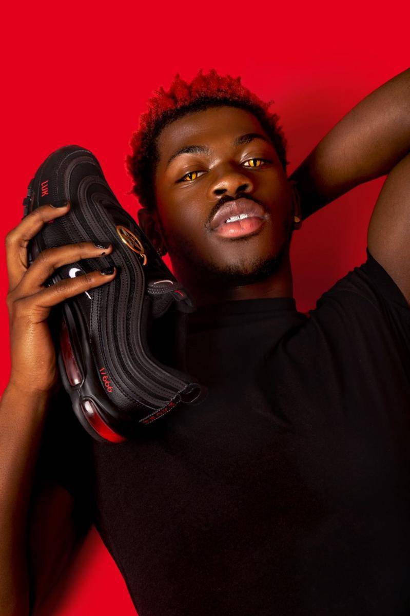 Sepatu hasil kolaborasi MSCHF dengan Lil Nas X memodifikasi sepatu Nike, yang dianggap dapat mengurangi minat pembelian sepatu Nike.Sumber: twitter.com/nope