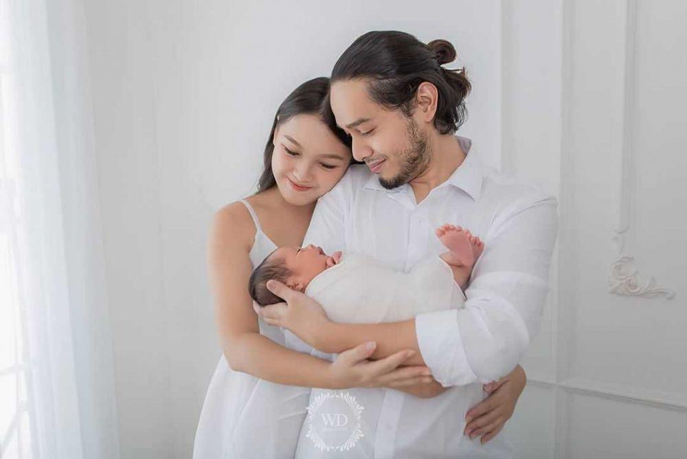 10 Potret Newborn Photoshoot Keenan Waiz, Buah Hati Ana Riana 'TOP'