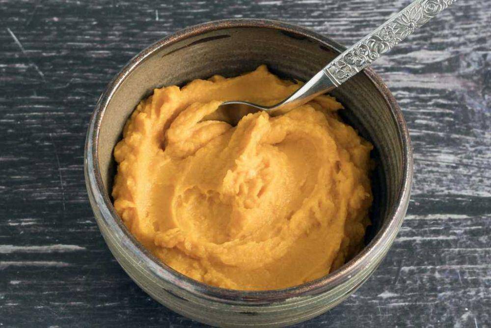 Ilustrasi kuning telur yang sudah dicampur dengan bahan lain pembuat devilled eggs (sneakyveg.com)