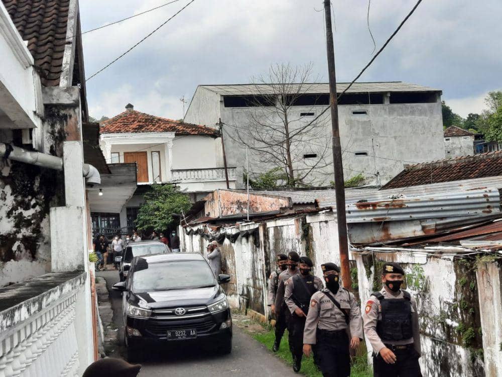 Polisi melakukan penjagaan di rumah terduga teroris. IDN Times/Imron