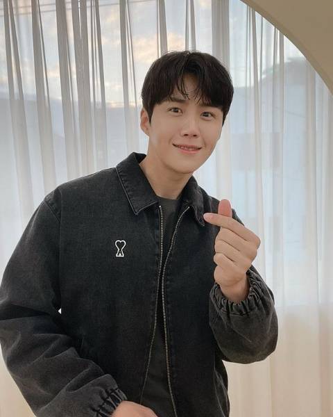 Kim Seon Ho (instagram.com/seonho__kim)