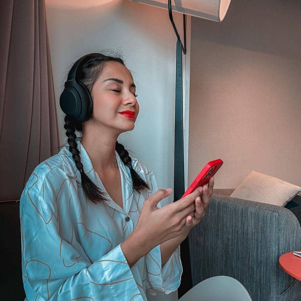 Penuh Pesona! 9 Potret Memikat Kirana Larasati dengan Rambut Kepang